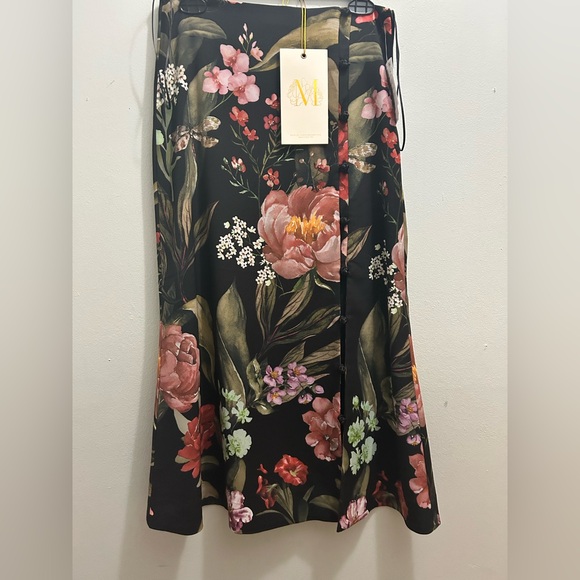 Chic Floral A-Line Skirt in Black and Pink - Picture 2 of 6